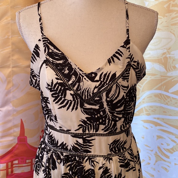 NEW BLACK AND WHITE PALM LEAF DESIGN MAXI HALTER DRESS BODICE CUT OUT SIZE MED - Picture 2 of 11